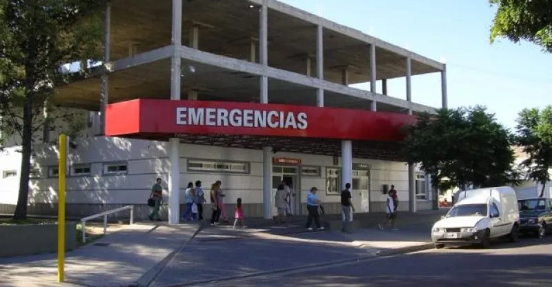Un motociclista embistió a una familia