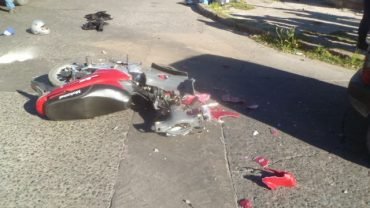 Motociclista gravemente herido tras chocar contra un auto