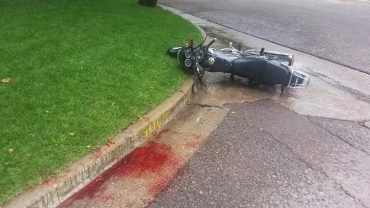 Un motociclista está grave tras ser embestido por un colectivo