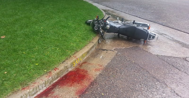 Un motociclista está grave tras ser embestido por un colectivo