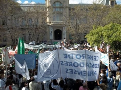 Los provinciales bahienses se manifestaron a lo largo de ocho cuadras.