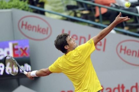 El argentino Guido Pella durante el partido ante el serbio Janko Tipsarevic, en Duesseldorf, Alemania. (EFE)