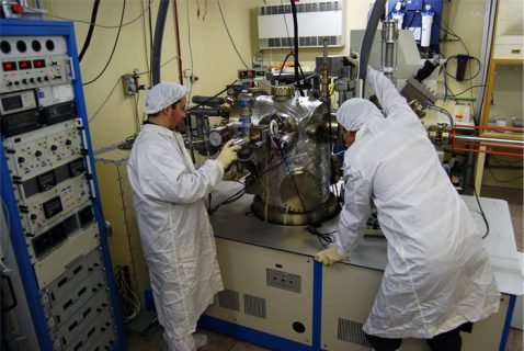 Sistema de crecimiento de semiconductores compuestos, Chemical Beam Epitaxy (CBE ) en la Sala Blanca del Laboratorio de Microelectrónica de la Universidad Autónoma de Madrid.