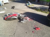 Motociclista gravemente herido tras chocar contra un auto